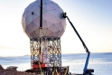 Na ocelovou konstrukci byl na jižním pólu umístěn radar, který shromažďuje informace sloužící k předpovědi počasí.