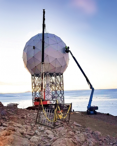 Na ocelovou konstrukci byl na jižním pólu umístěn radar, který shromažďuje informace sloužící k předpovědi počasí.