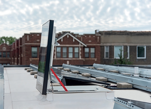 Výlezová okna FAKRO do plochých střech díky svým vlastnostem zajišťují pohodlný a bezpečný přístup na střechu a svým zevnějškem nenarušují formu těchto moderních budov.