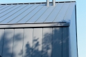 Barevné provedení střechy i fasádních hliníkových lamel Siding i střešní krytiny Prefalz byly zvoleny v antracitové barvě.