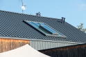 Barevné provedení střechy i fasádních hliníkových lamel Siding i střešní krytiny Prefalz byly zvoleny v antracitové barvě.