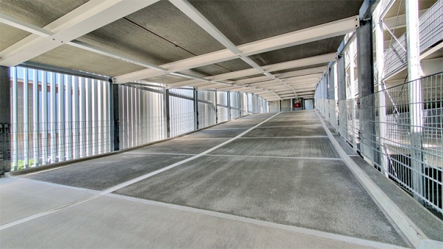 Oproti podzemním garážím dokáží nadzemní parkovací domy nabídnout i vyšší kapacitu parkovacích míst na zastavěnou plochu domu díky možnosti většího počtu podlaží.
