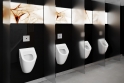 Jednotný koncept interiérového designu a zároveň maximální úroveň hygieny. Ovládací desky pro pisoáry od Viega, řízené pomocí infračervené techniky, jsou perfektně sladěné i pro kombinaci s ovládacími deskami pro toalety. Splachování probíhá zcela bezkontaktně. (foto: Viega)