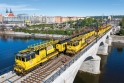 Montáž trakčního vedení na mostě přes Vltavu