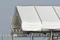Provizorní zastřešení rekonstruovaného paneláku pomocí plachtové střechy Layher Keder XL