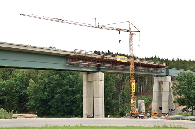Liebherr 42 KR.1 na stavbě železničního mostu v úseku Sudoměřice – Votice.