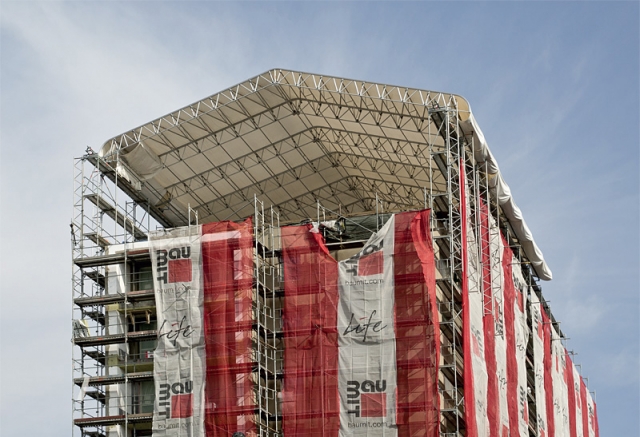 Provizorní zastřešení rekonstruovaného paneláku pomocí plachtové střechy Layher Keder XL