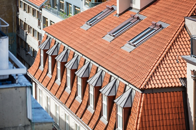 Střecha bytového domu Palác Dlouhá v Praze 1 realizovaná firmou Střechy Novák s.r.o. z Kolína s prejzovou krytinou
