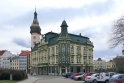 Střecha radnice a spořitelny v Krnově. Pro tuto výjimečnou zakázku na secesním objektu byla z Rakouska dovezena glazovaná zelená taška Landdach z portfolia Wienerberger.