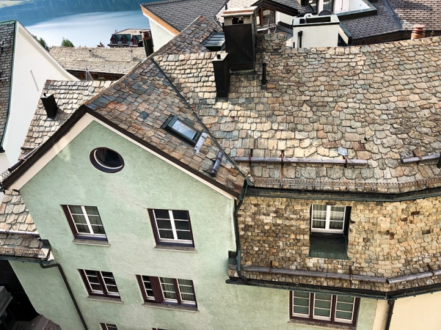 Krásné, staré, ale plně funkční kamenné střechy ve švýcarském vysokohorském středisku Svatý Mořic