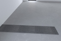 Asfaltový pás. Na podlahu se položí těžký asfaltový pás tloušťky minimálně 3,5 mm. Pás je širší než budoucí stěna přibližně o 50 mm na každou stranu od líce neomítnuté stěny proto, aby nedošlo k propojení omítky s podlahou.
