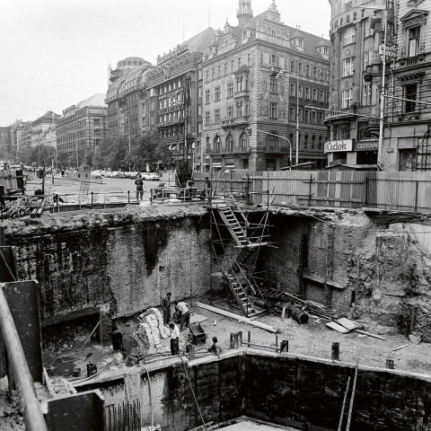1976 - Stavba vestibulu Můstek A uprostřed Václavského náměstí
