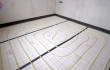 Montáž chytrého podlahového vytápění Cosmo Klett na suchý zip v rodinném domě