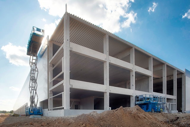 Výrobce kompaktních stavebních strojů Doosan Bobcat otevře novou skladovací halu na Beroun