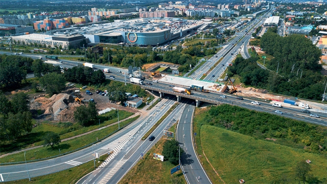 Křížení Pražského okruhu a Chlumecké ulice je významným dopravním uzlem.