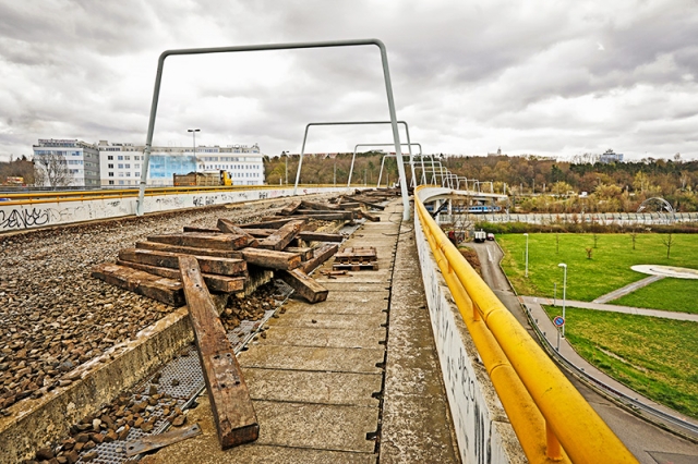 Původní kolejový svršek tramvajové spojky mezi Žižkovem a Libní spočíval na dřevěných pražcích. Foto Colas CZ
