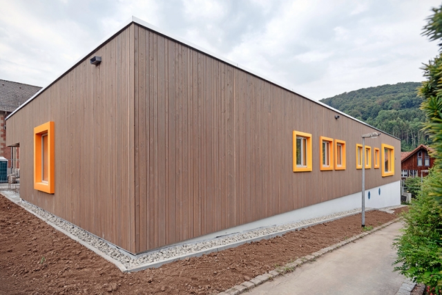 Nová budova školky byla vyprojektována jako dvoupodlažní budova dřevěné konstrukce s ložnicemi a místnostmi pro hraní a pohybové aktivity dětí, kancelářemi a skladovacími prostory.