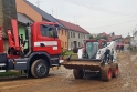 Bobcat S650 pomáhá odklízet následky bleskových povodní v obci Čelechovice v roce 2020 (Olomoucký kraj)