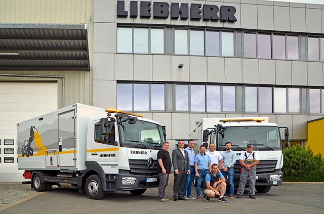 Zástupci společnosti LIEBHERR-STAVEBNÍ STROJE CZ a zástupci dodavatelských firem 
při slavnostním převzetí dvou unikátních servisních vozidel.