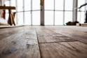 Masivní dřevěná podlaha dodává prostoru restaurace útulný vzhled
