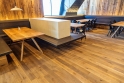 Masivní dřevěná podlaha společně s dřevěnými obklady i doplňky tvoří velice příjemné prostředí pro zákazníky restaurace Panorama
