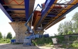 Samohybné kloubové plošiny Genie pomáhají stavbařům při realizaci mostu na obchvatu...