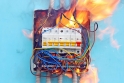 Technické závady na elektroinstalacích a elektrospotřebičích stojí za velkou částí požárů