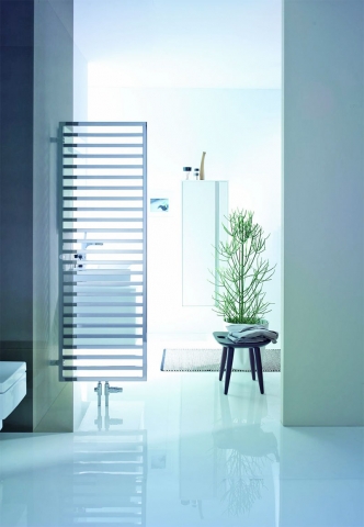 Radiátor Zehnder Quaro s bočním kotvením do stěny vytvoří v koupelně praktické zákoutí. 