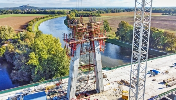 Beton od Cemexu pomáhá na svět největšímu lanovému mostu v ČR