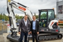 E60, jedno z nejvýkonnějších rypadel, jaké Bobcat vyrábí, od prezidenta společnosti Doosan Bobcat EMEA Garyho Hornbachera (vpravo) symbolicky převzal zástupce neziskové organizace Ukrajinská iniciativa pan Bohdan Rajčinec.