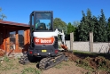 Bobcat E27 při odhrnování zeminy