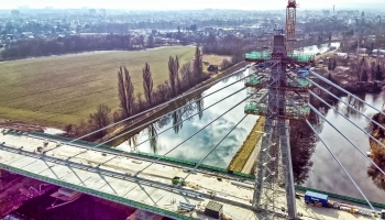 Systémy lešení a bednění PERI pomohly při výstavbě lanového mostu přes Labe
