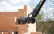 Česká technologie dobývá svět. Zdicí robot staví celou ulici rodinných domů v Británii 