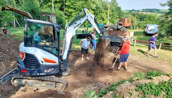 Minirypadlo Bobcat E27 jako hlavní pomocník při údržbě Domova Laguna Psáry