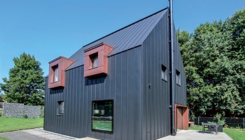 Moderní dům v Beskydech. Hliníková střecha a fasáda jako odpověď na horské klima