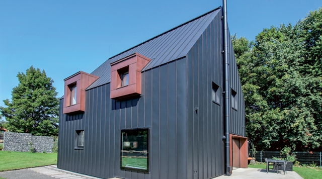 Moderní dům v Beskydech. Hliníková střecha a fasáda jako odpověď na horské klima