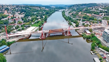 PERI systémy na Dvoreckém mostě - kombinace přesnosti a estetiky