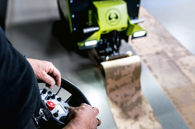 Wolff Independence, tento více jak tunový stripper představuje to nejlepší a největší co značka WOLFF nabízí. Najde využítí především na velmi velkých plochách.