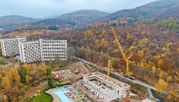 Gigant mezi jeřáby operuje v Litvínově. Zastřeší novou plaveckou halu