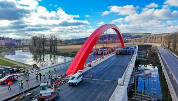 Nově budovaný dálniční most na D55 u Napajedel prochází zatěžovací zkouškou