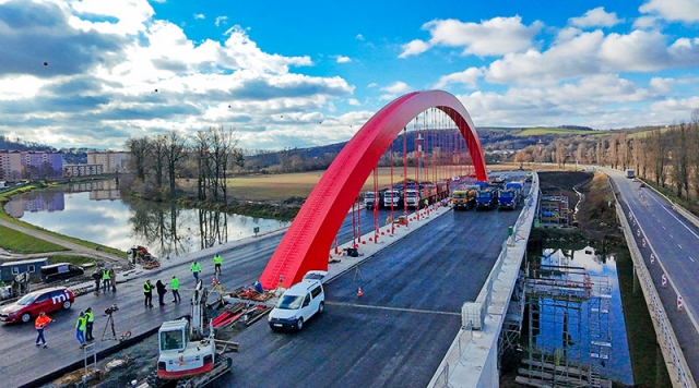 Nově budovaný dálniční most na D55 u Napajedel prochází zatěžovací zkouškou