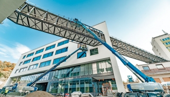 Nový pavilon děčínské nemocnice roste i přes náročné podmínky