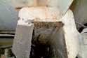 1) Deformace a trhliny na pouzdru podpěry mobilního čerpadla betonu