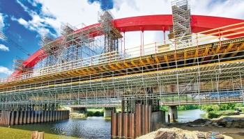 Červenému oblouku nad Moravou pomohlo do výšin lešení PERI