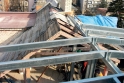 Tenkostěnnou střešní konstrukci nástavby tvoří jednoduchá sedlová střecha se sklonem 5°, která byla vztyčována po
částech souběžně s odstraňováním původní střechy.