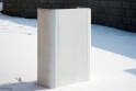 Zkušební segment z bílého UHPC vyfocený na sněhu