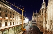 Mobilní stavební jeřáb Liebherr při nočním nasazení v centru Milána
