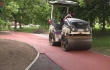 Barevné asfalty rozsvítí cyklostezku v Malešickém parku