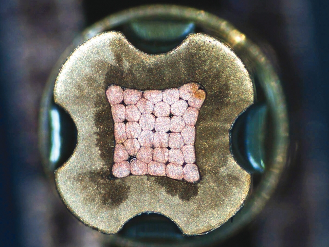 Mikroskopický snímek krimpovaného spoje pořizované při kontrole technologické správnosti a mechanické kvality