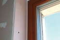 Aplikace ukončovacího profilu 
u napojení ostění sádrokartonu na rámy oken
